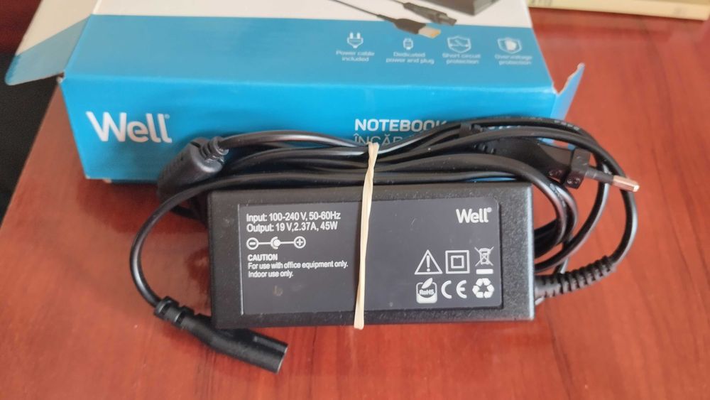 Vând adaptor încărcător laptop