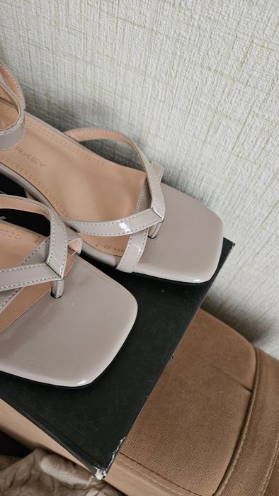 Продам босоножки новые