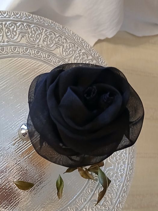 Цветок из шифона и кружев,органзы,шёлка.