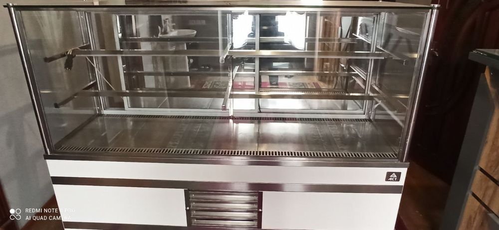 Vitrina xolodilnik sotiladi