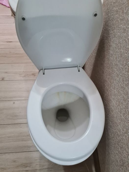 Продам унитаз с бачком