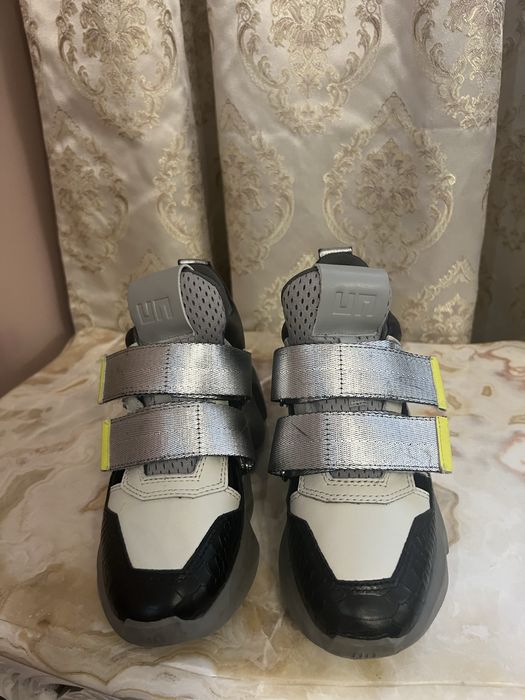 Сникърси United Nude