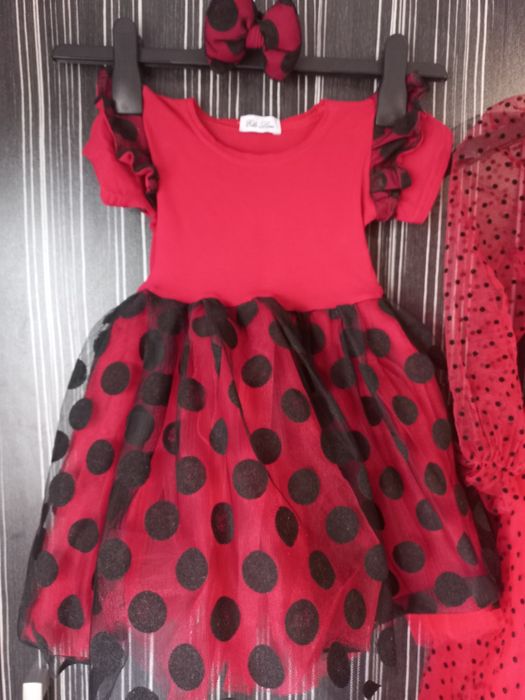 Червени роклички с черни точки /Калинката и черния котарак
