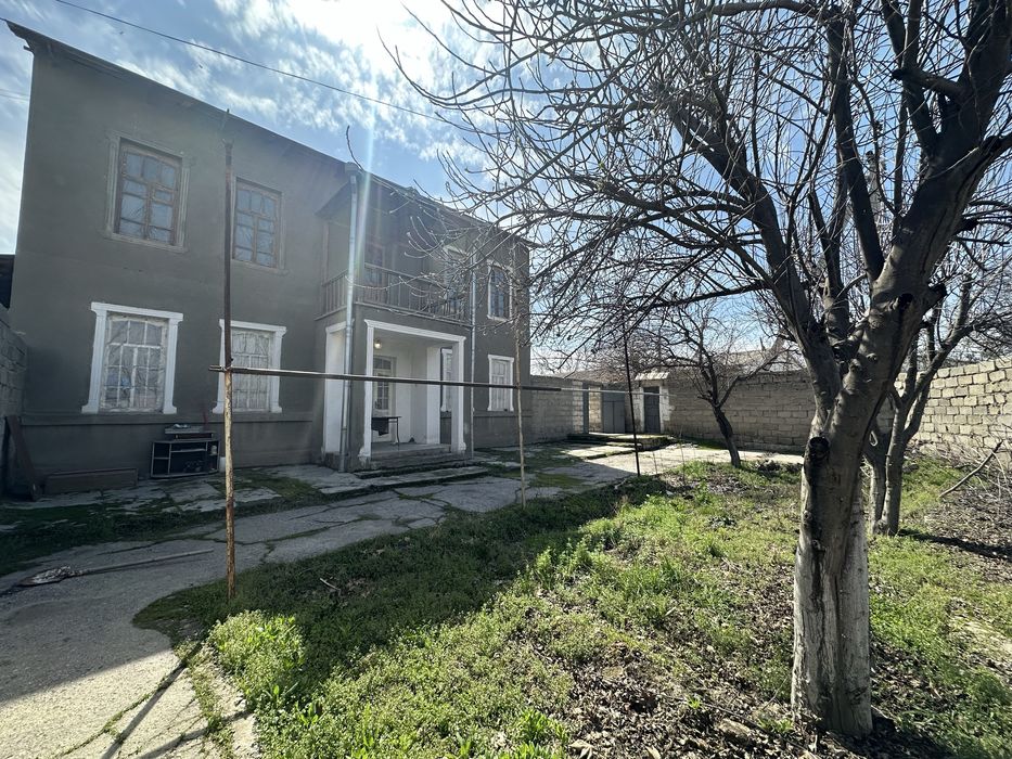 Hovli sotiladi Xishrav Qurgonida 7 sotiq 2 etajli