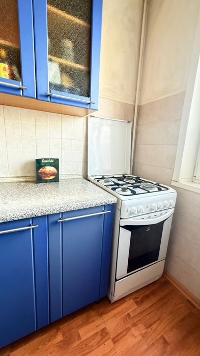 Куханный гарнитур полностью с газ плитой