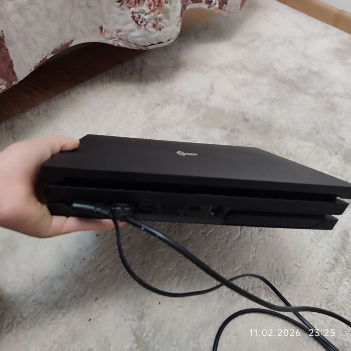 Продам PlayStation 4 pro б/у, с флешкой, на которой много игр