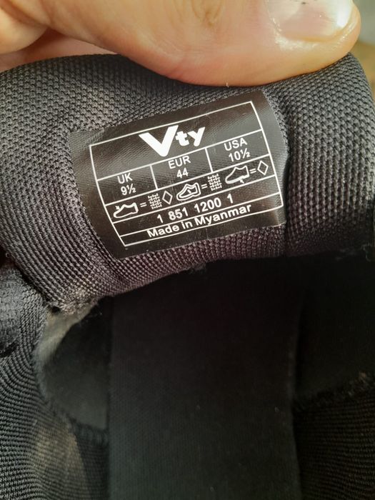 Adidas 42  noi.  Adidasi