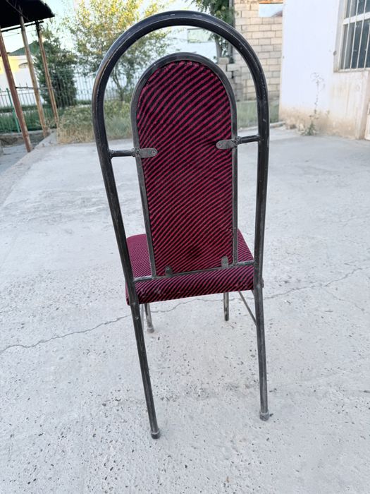 Прочный стул из металла