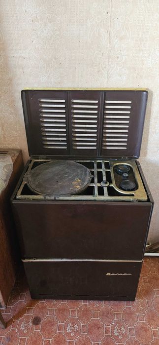 Нафтова печка "Балкан" и метален резервоар за гориво