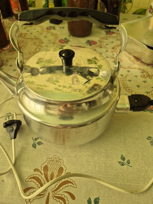 Чайники  элект. 2 шт и простой, кастрюля