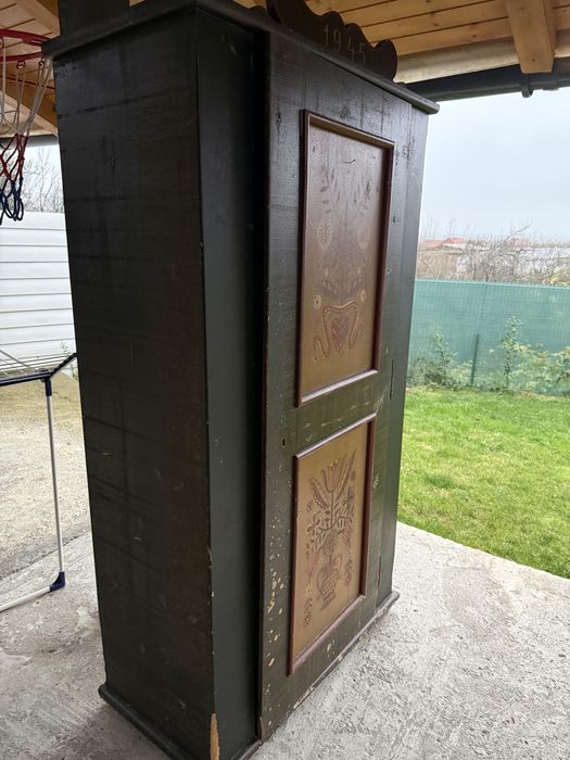 Dulap vechi din lemn de brad