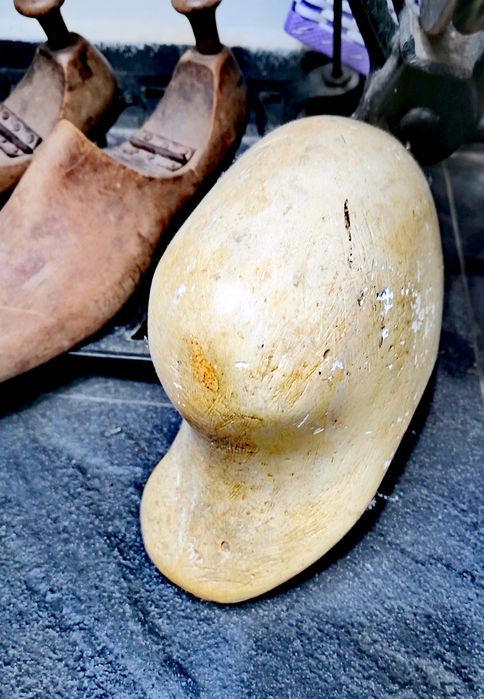 Vechi calapod sepci,palarii si sanuri pantofi,ideal decor magazin