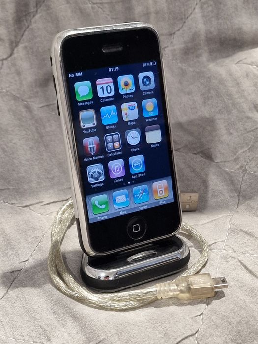 iPhone 2G 16GB, лош power бутон, с докинг зарядно
