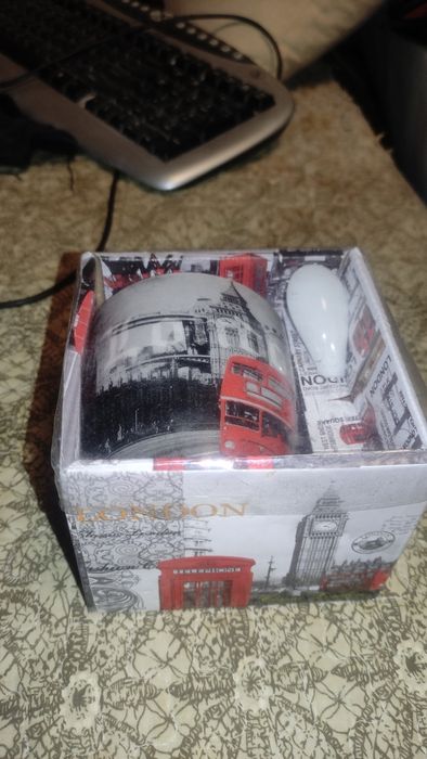 Продам подарочную фарфоровую кружку с чайной ложкой