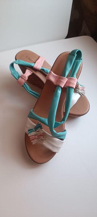 Продам босаножки на танкетке