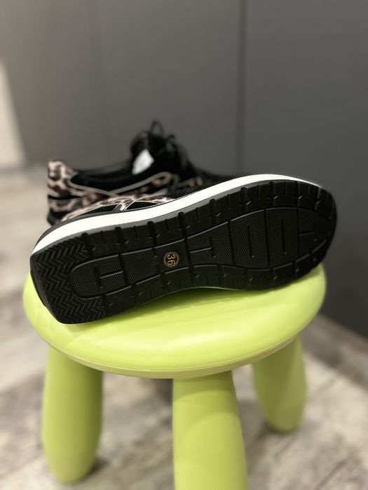 Продам кросовки женские новый