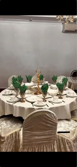 Столы и посуды для гостей