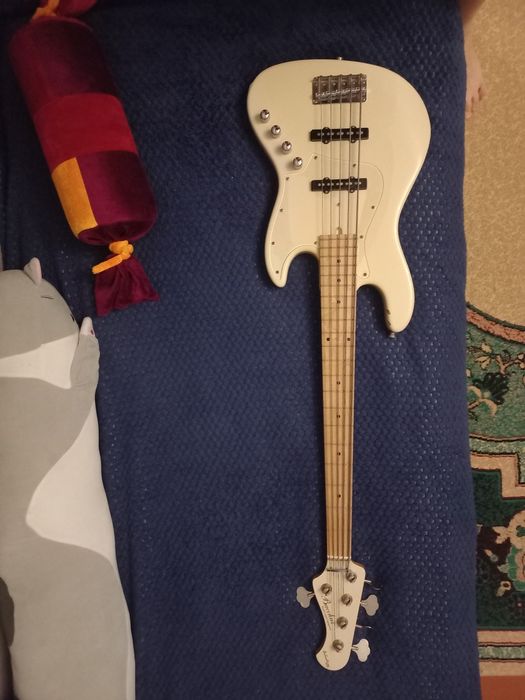 Продам бас-гитару Bacchus