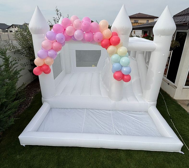 Pachet Promoțional – Tobogan Alb Elegant + Stand la Alegere + Animator