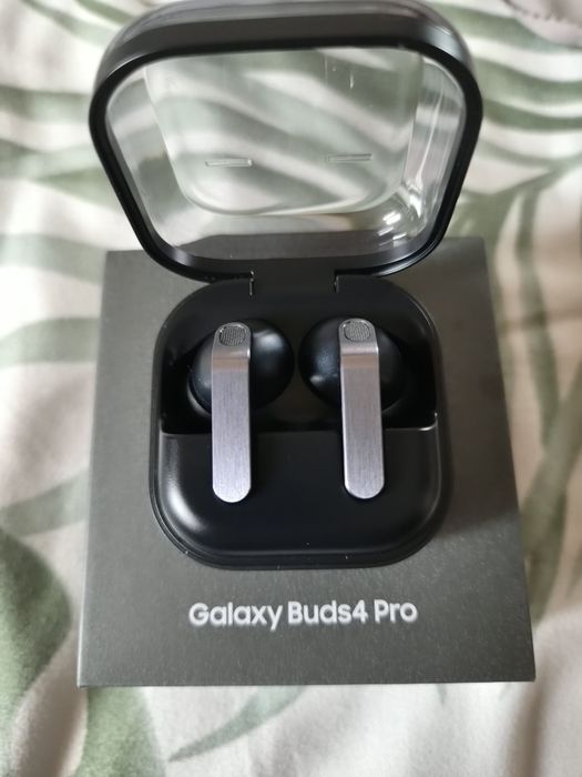 Продаю Samsung galaxy s 26 и наушнике bads 4 bads 4 pro