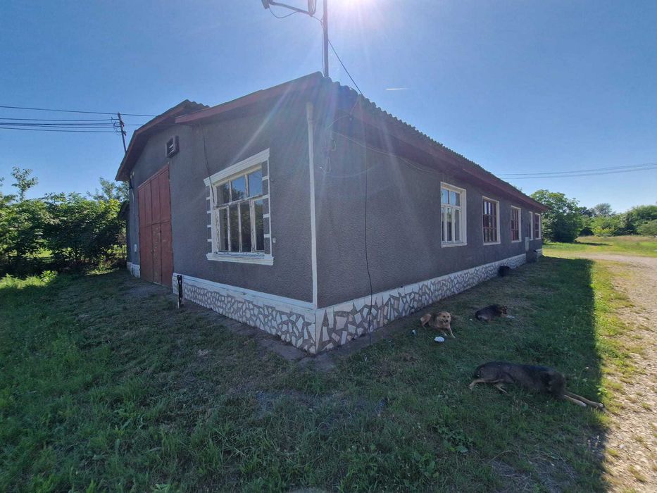 Vânzare teren cu construcții anexe