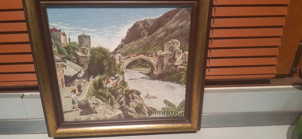 Гоблени, ушити и рамкирани.