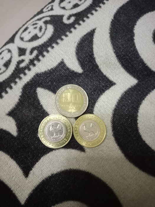 Продается монеты номиналом в 200 ,100