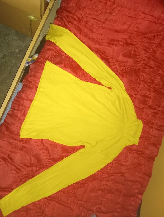 Vând haine . Folosite o dată