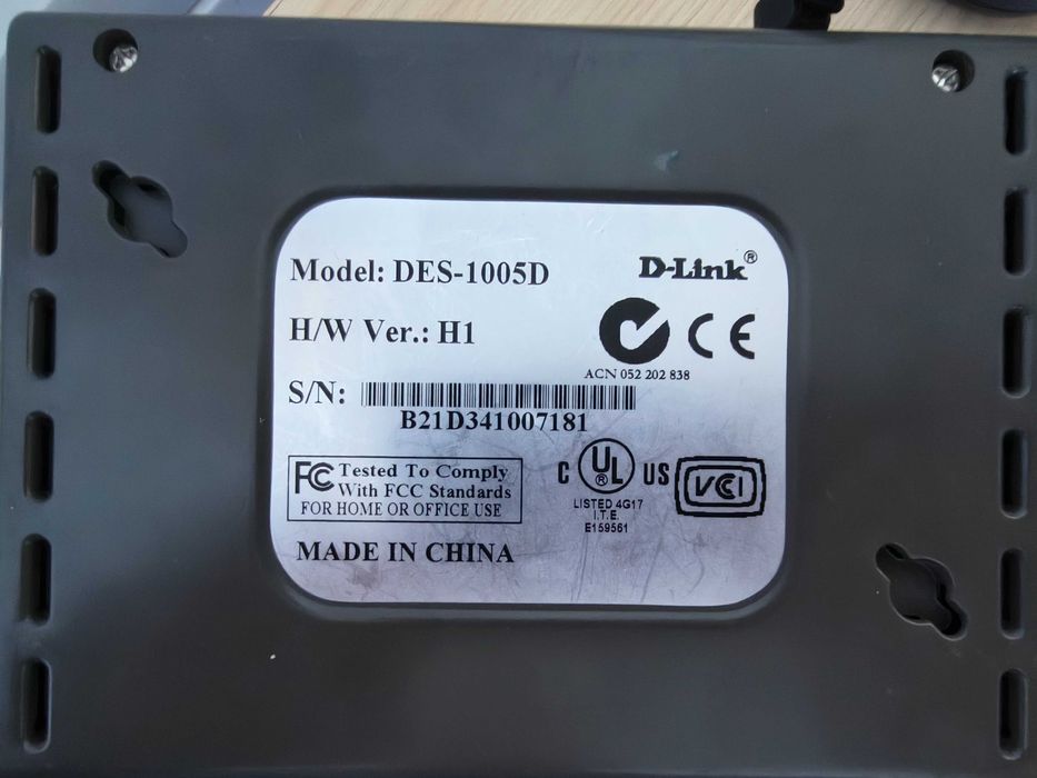 Switch D-Link DES-1005 5 porturi 10/100Mbps. Alimentator original. Impecabil!
