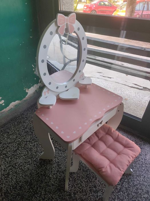 Детска масичка с две столчета от ИКЕА + Oгледало със столче и възглавничка без забележки