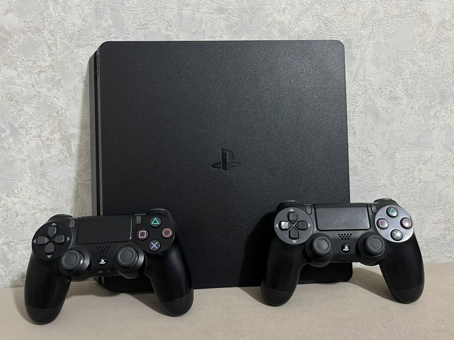 Продам PS4 Slim.