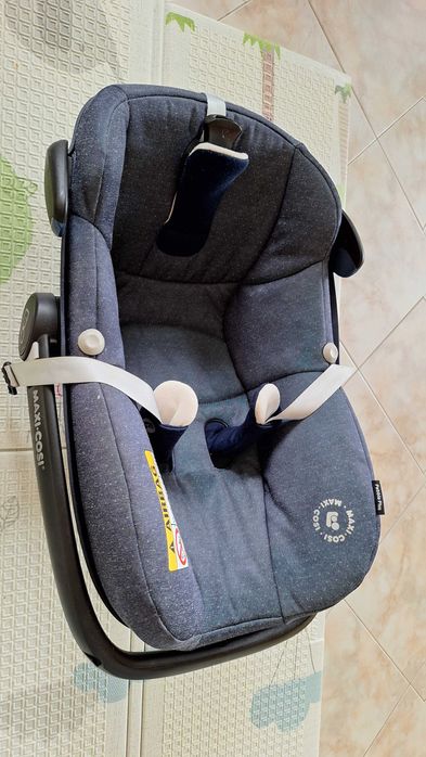 Maxi Cosi Pebble plus; Isofix Familyfix one столче за кола