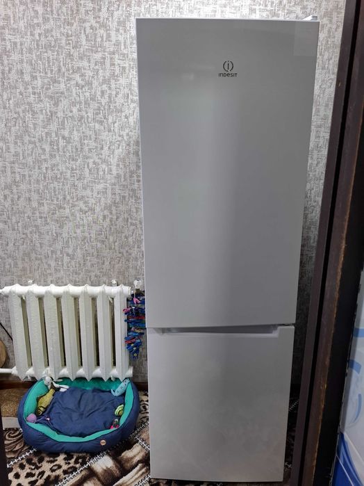 Продается холодильник INDESIT