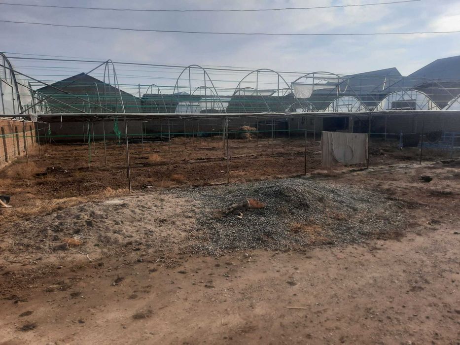 Парник, иссиқхона материали сотилади (металл, 6 сотих ерга қўрилган)