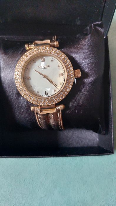 Кварцевые часы,наручные,новые