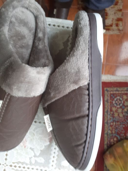 Vând o pereche de papuci pentru bărbați  maro 30 lei mărime 44 45