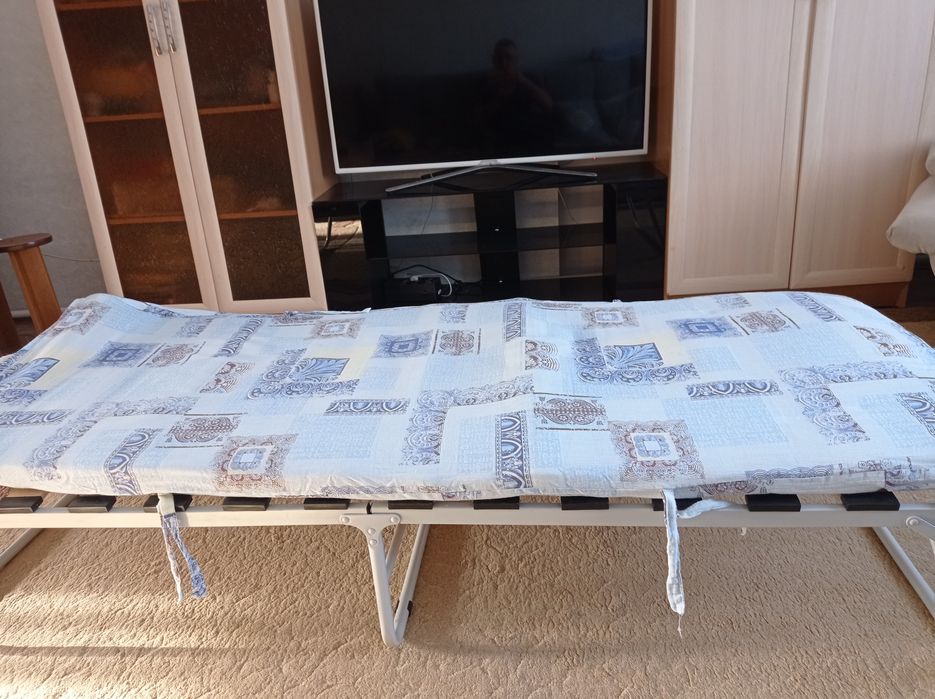 Продам раскаладушку,стол и стул