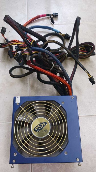 Компютърни компоненти и кутия