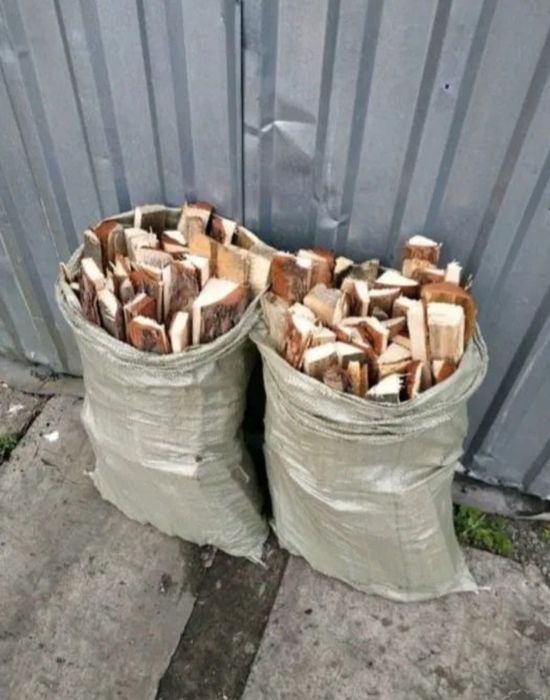 Дрова в мешках в