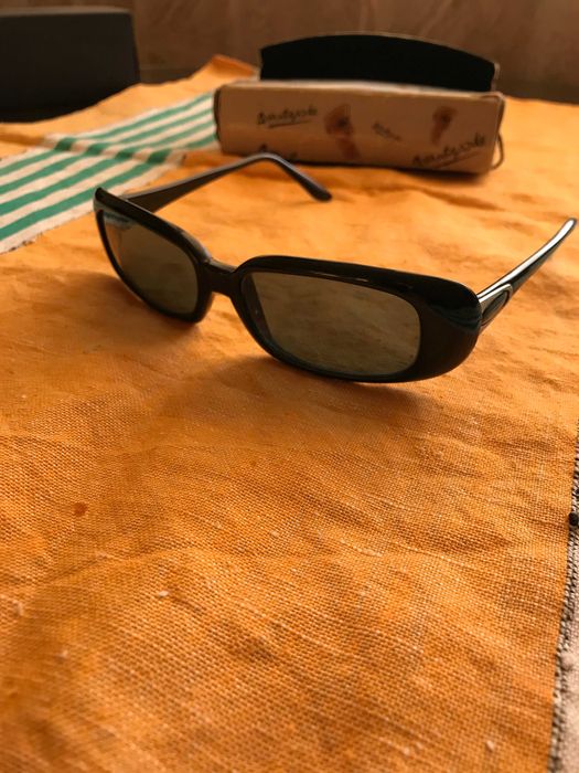 Продава слънчеви очила