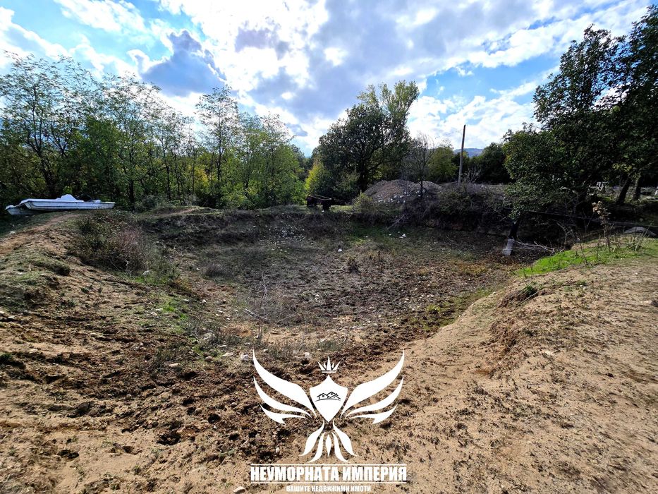 Продавам обор, краварник, склад 1303кв.м. и земя 24727кв. с.Долнослав