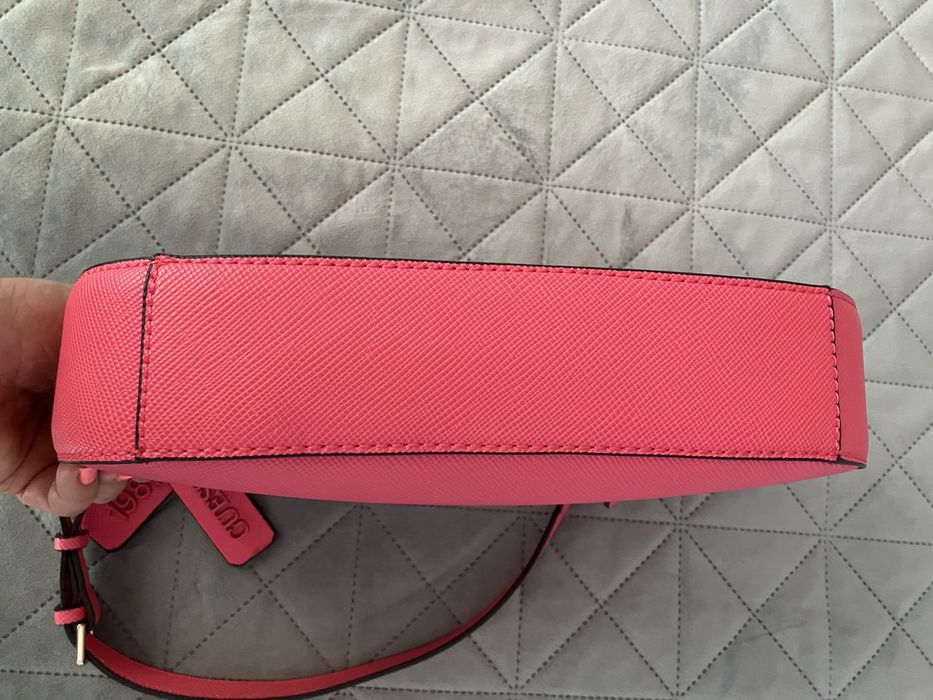 Продавам стилна дамска чанта Guess