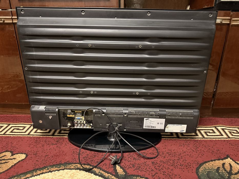 Телвизор Samsung LA32C350D1