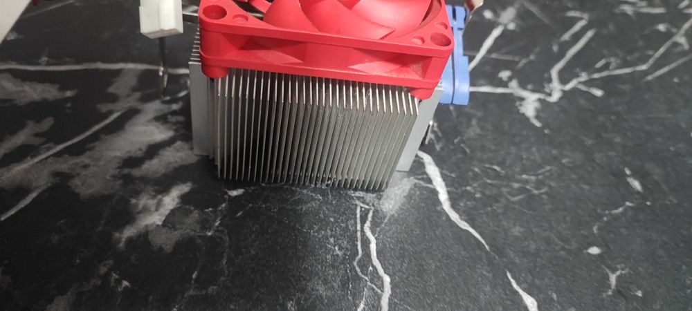 AMD Phenom II X4 810 (2.6GHz)+Оригинален охладител(BOX) – Перфектен!!!