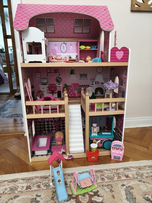 Căsuță de Păpuși din Lemn – 3 Etaje, Complet Mobilată + Accesorii Cado