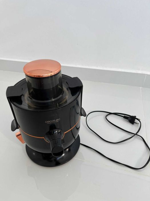 Vând Storcator de fructe si legume