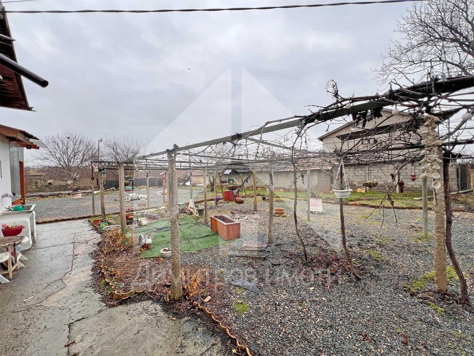 Продава еднофамилна, реновирана къща със 762 кв.м. двор в гр. Плиска.