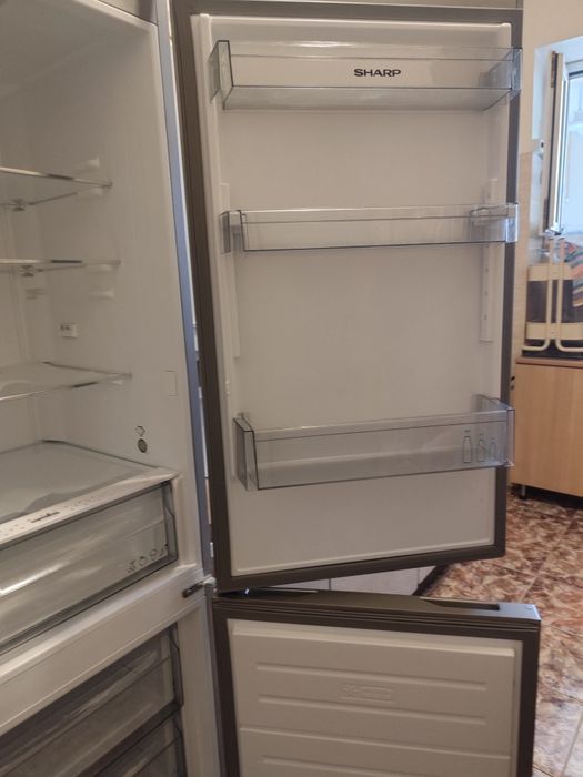 Vând combină frigorifică Sharp defectă.