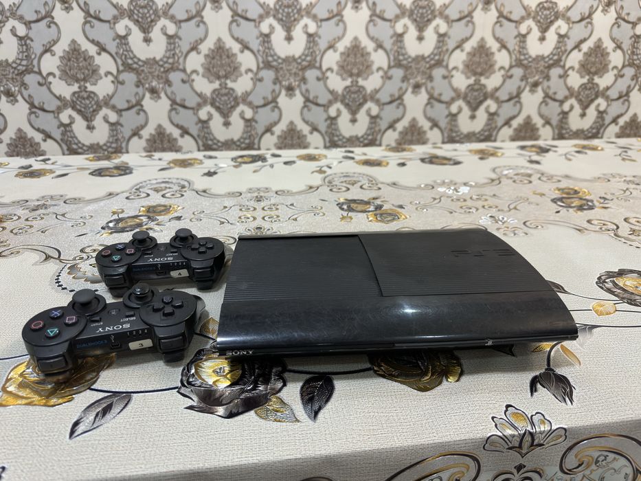 Playstation 3 super slim sotiladi 2 ta dan pulti bilan 500Gb lik