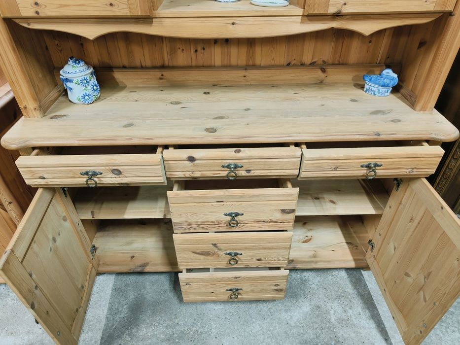 Елегантен кухненски бюфет с месингови дръжки